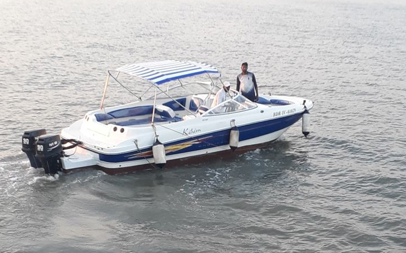 Bayliner 245 Speedboat on Charter in Mumbai at Gateway of India