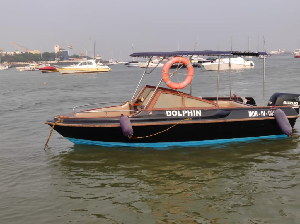 Lancer 19 Speedboat on Charter in Mumbai at Gateway of India