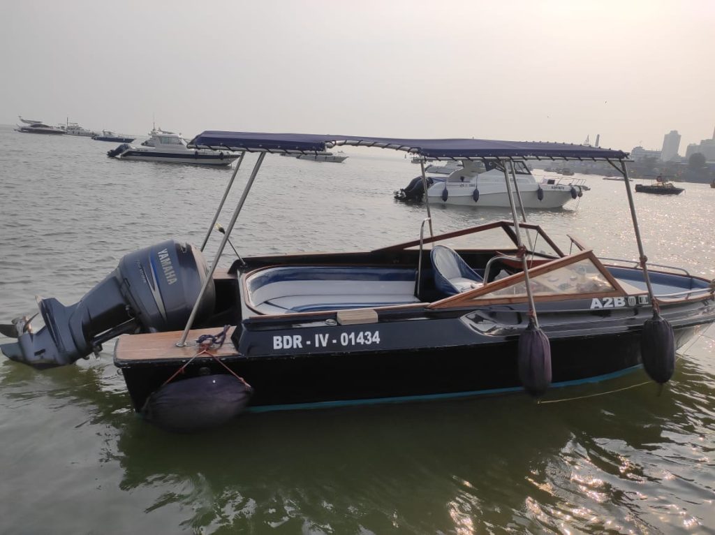 Lancer 21 Speedboat on Charter in Mumbai at Gateway of India
