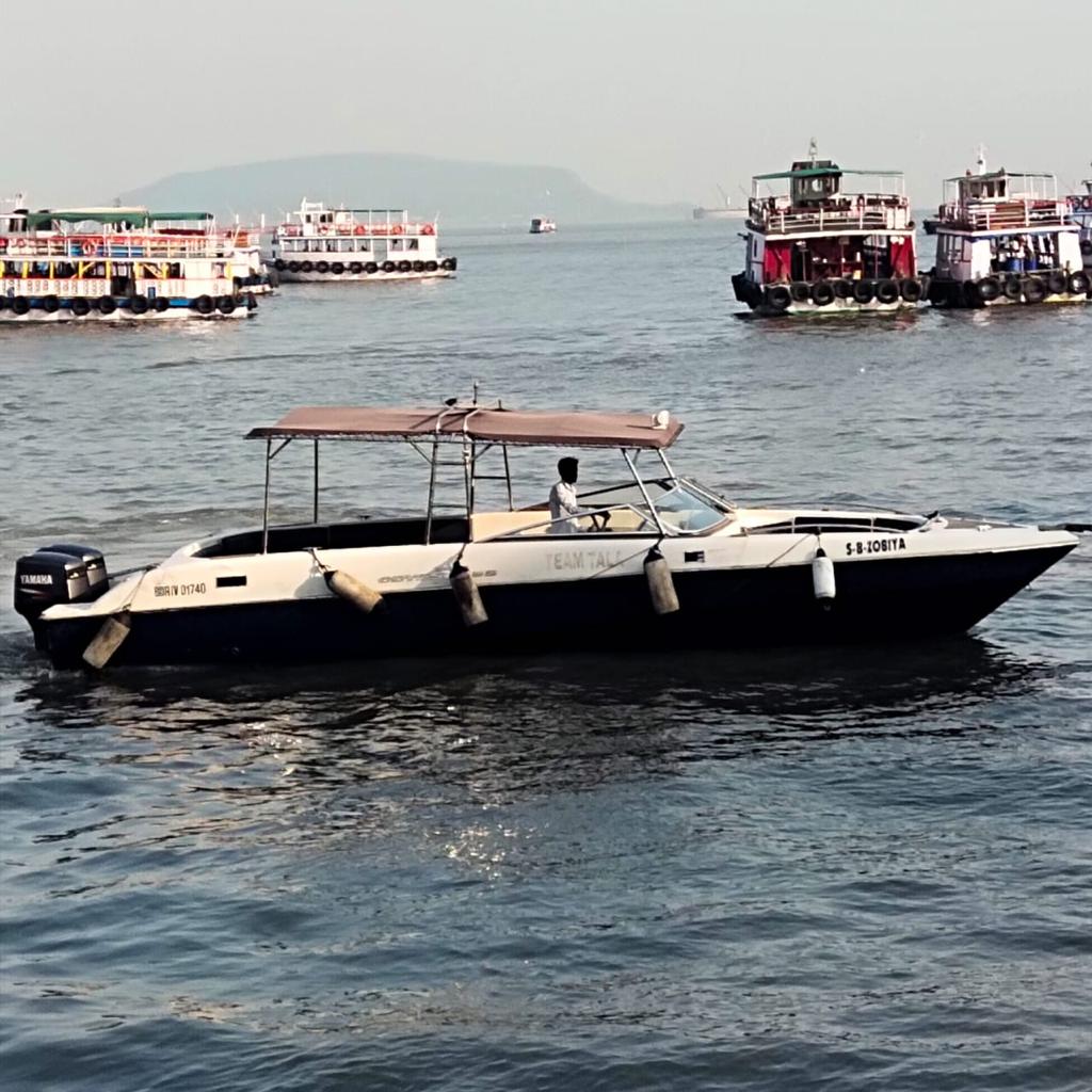 Mahindra Odyssea 33 Speedboat on Charter in Mumbai at Gateway of India