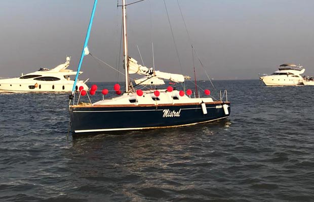 XS 27 Sail Yacht Charter Mumbai at Gateway of India