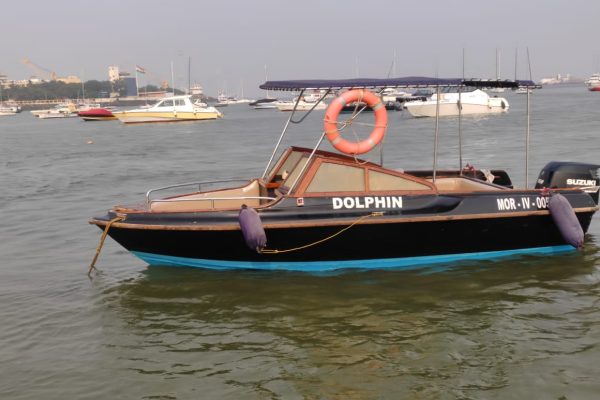 Lancer 19 Speedboat on Charter in Mumbai at Gateway of India