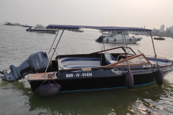 Lancer 21 Speedboat on Charter in Mumbai at Gateway of India